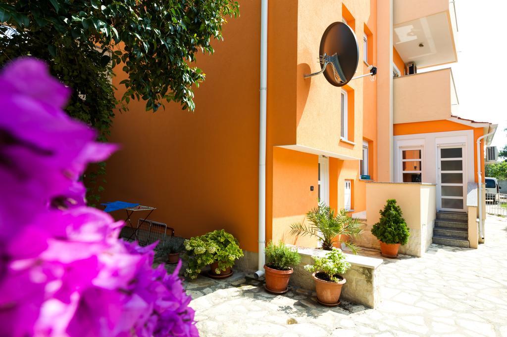 Apartments Villa Orange Zara Esterno foto