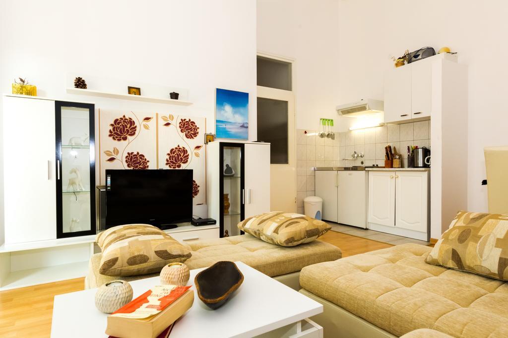 Apartments Villa Orange Zara Esterno foto