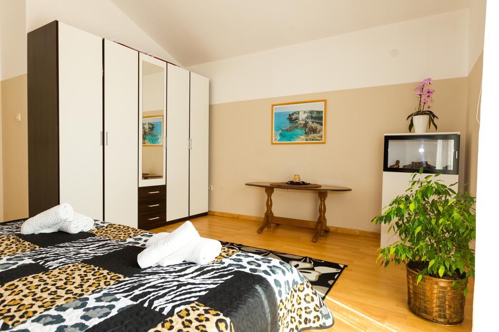 Apartments Villa Orange Zara Esterno foto